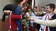 Velikono�ní pomlázka je: a) p�e�itek, b) tradice. Duel nabízí dva opa�né...