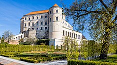 Zámek v Mikulov� stojí na kopci zvaném Zámecký vrch.