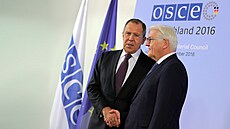 Ruský ministr zahraničí Sergej Lavrov (L) si potřásá rukou s německým ministrem...