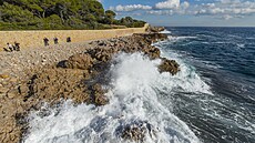 Poloostrov Cap d'Antibes na Azurovém pobeí v departementu Alpes-Maritimes v...