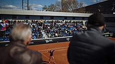eská tenistka Linda Fruhvirtová podává ped publikem na praské tvanici bhem...