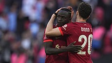 Hráči Liverpoolu Sadio Mane (vlevo) a Diogo Jota slaví vítězství nad...
