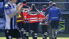 Záchranái odváí zranného hráe Bielefeldu Fabiana Kunze ze zápasu s Bayernem...