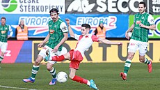 Srdjan Plavi z týmu Slavia Praha (uprosted) zpracovává mí, jeho snaze...