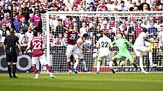 Tomá� Sou�ek (�íslo 28) za tým West Ham United skóruje v zápase proti Burnley.