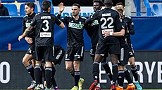 Hrái Karviné se radují z gólu Moboua Ndiayea (uprosted vpravo) v zápase proti...