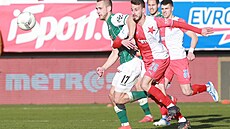 Hráč Jablonce Miloš Kratochvíl (číslo 17) se snaží dostat k míči dřív než Jakub...