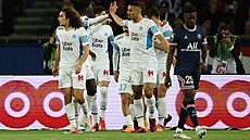 Hrái týmu Olympique Marseille slaví gól Dujee Caleta-Cara v utkání proti Paris...
