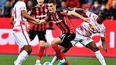 Patrik Schick z Leverkusenu (uprosted) v obklíení hrá Lipska Nordi...