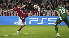 Thomas Müller z Bayernu se natahuje za míem v utkání proti Villlarrealu....