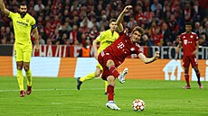 Útoník Bayernu Thomas Müller v akci ve tvrtfinále Ligy mistr proti...