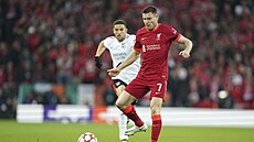 Liverpoolského záloníka Jamese Milnera nahání Adel Taarabt z Benfiky.