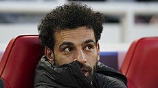 Mohamed Salah sedí na lavice náhradník Liverpoolu.
