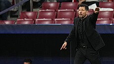 Trenér Atlétika Madrid Diego Simeone vániv gestikuluje.