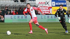 Ivan Schranz (Slavia) dává gól v Jablonci.