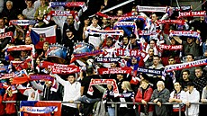 Fanoušci povzbuzují v Chomutově české hokejisty.