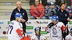 Čeští trenéři Kari Jalonen (vlevo) a Martin Erat sledují výkon svých svěřenců v...