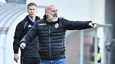 Plzeský kou Michal Bílek udluje pokyny svým svencm bhem souboje s...