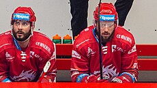 Třinečtí hokejisté Erik Hrňa (vlevo) a Martin Bakoš odpočívají na střídačce.