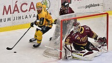 Jihlavský branká� Maxim �ukov v akci proti Vsetínu.