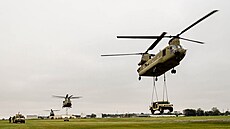 Americké vrtulníky peváí vojenská terénní vozidla známá jako Humvee. (11....