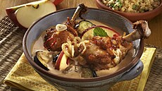 Exotick hrnec s lilkem a kuecmi palikami