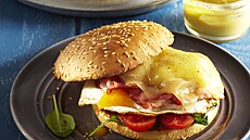 Sandwich s volsk�m okem, slaninou a s�rem Cheddar