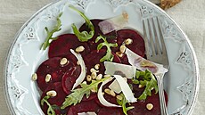 Carpaccio z erven epy s piniovmi oky