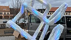 ��ci vyrobili na 3D tisk�rn�ch kostku z plastu. Jsou na n� LED p�sky, tak�e ob�as sv�t� mod�e a �lut� na podporu Ukrajiny.