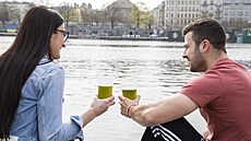 V Praze na náplavce se na Zelený �tvrtek pije zelené pivo. (14. dubna 2022)