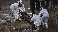 Exhumace těl z hromadného hrobu v Buči kvůli identifikaci obětí (10. dubna 2022)