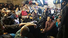 �ekání bez konce. Na 150 lidí se dlouhé dny tísní ve �kolním sklep�, kam prchli...