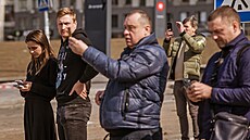N�kolik Ukrajinc� fotografuje svými mobilními telefony následky výbuchu rakety...