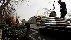 Členové proruských jednotek nakládají raketometné granáty poblíž ... | na serveru Lidovky.cz | aktuální zprávy
