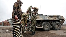 Vojáci proruských jednotek nakládající munici u města Mariupol. (12. dubna 2022)
