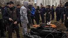 Expertní tým z Francie sleduje exhumaci civilist zabitých ve válce s Ruskem v...