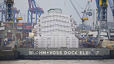 Luxusní jachta Dilbar v pístaviti v nmeckém Hamburku (13. dubna 2022)