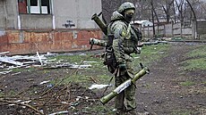 Ozbrojený voják milice samozvané Doněcké republiky prochází kolem budovy v...
