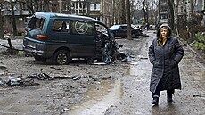 Obyvatelka Mariupolu prochází kolem zničeného auta s ruským označením Z. (13.... | na serveru Lidovky.cz | aktuální zprávy