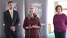 Ukrajinský velvyslanec Jevhen Perebyjnis (vlevo), starostka Prahy 10 Renata...