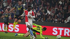 Slávista Ibrahim Traoré  oklamal brankáře Marciana a střílí gól Feyenoordu ve...