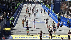 CÍL SPLNĚN. Běžci se radují z úspěšně dokončeného maratonu v Bostonu.