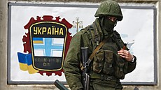 Neoznačení ruští vojáci přebírají kontrolu nad pohraničními oblastmi mezi...