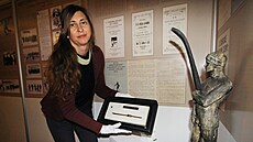 Kurátorka Horáckého muzea Alice Hradilová ukazuje nový exponát muzea. Originál...