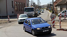 Provoz p�i �áste�né uzavírce v Ostrov� nad Oslavou �ídí celkem �ty�i semafory....