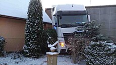 P�i kolizi 28tunového taha�e v Rohozné do�lo i k úniku nafty do zahrady.