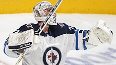 Branká� Connor Hellebuyck slaví vít�zství Winnipegu.