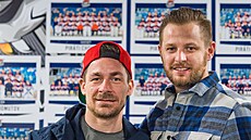 Chomutovský útočník Milan Kostourek (vlevo) a jeho bratranec, rozhodčí Michal...