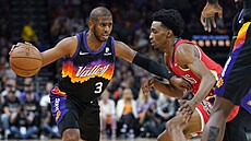 U míe Chris Paul z Phoenixu, brání ho Herbert Jones z New Orleans.