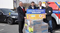 K pebírá dar v podob léiv pro Ukrajinu. (14. dubna 2022)